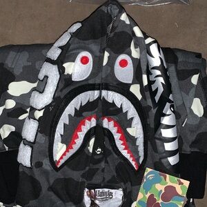 BAPE City Camo Shark Full Zip Hoodie(BLACK) Size L . It glows in the dark